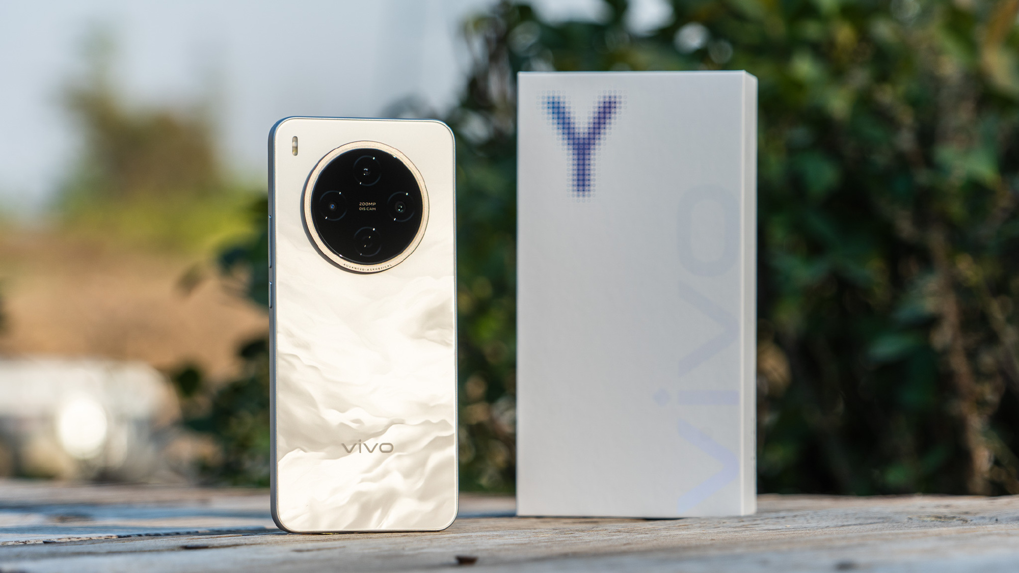 vivo ra mắt điện thoại pin 7.000mAh, camera 200 "chấm", chống nước IP69, giá chỉ hơn 6 triệu mà trông như vivo X300 vivo ra mắt điện thoại pin 7.000mAh, camera 200