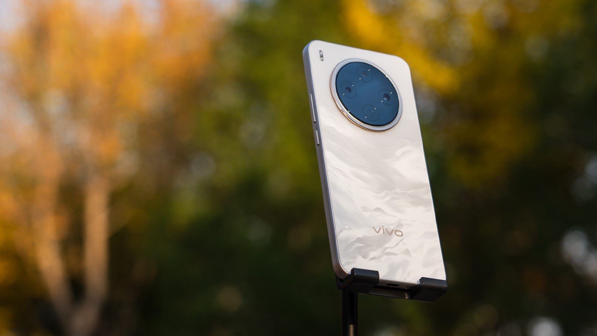 vivo ra mắt điện thoại pin 7.000mAh, camera 200 "chấm", chống nước IP69, giá chỉ hơn 6 triệu mà trông như vivo X300 vivo ra mắt điện thoại pin 7.000mAh, camera 200