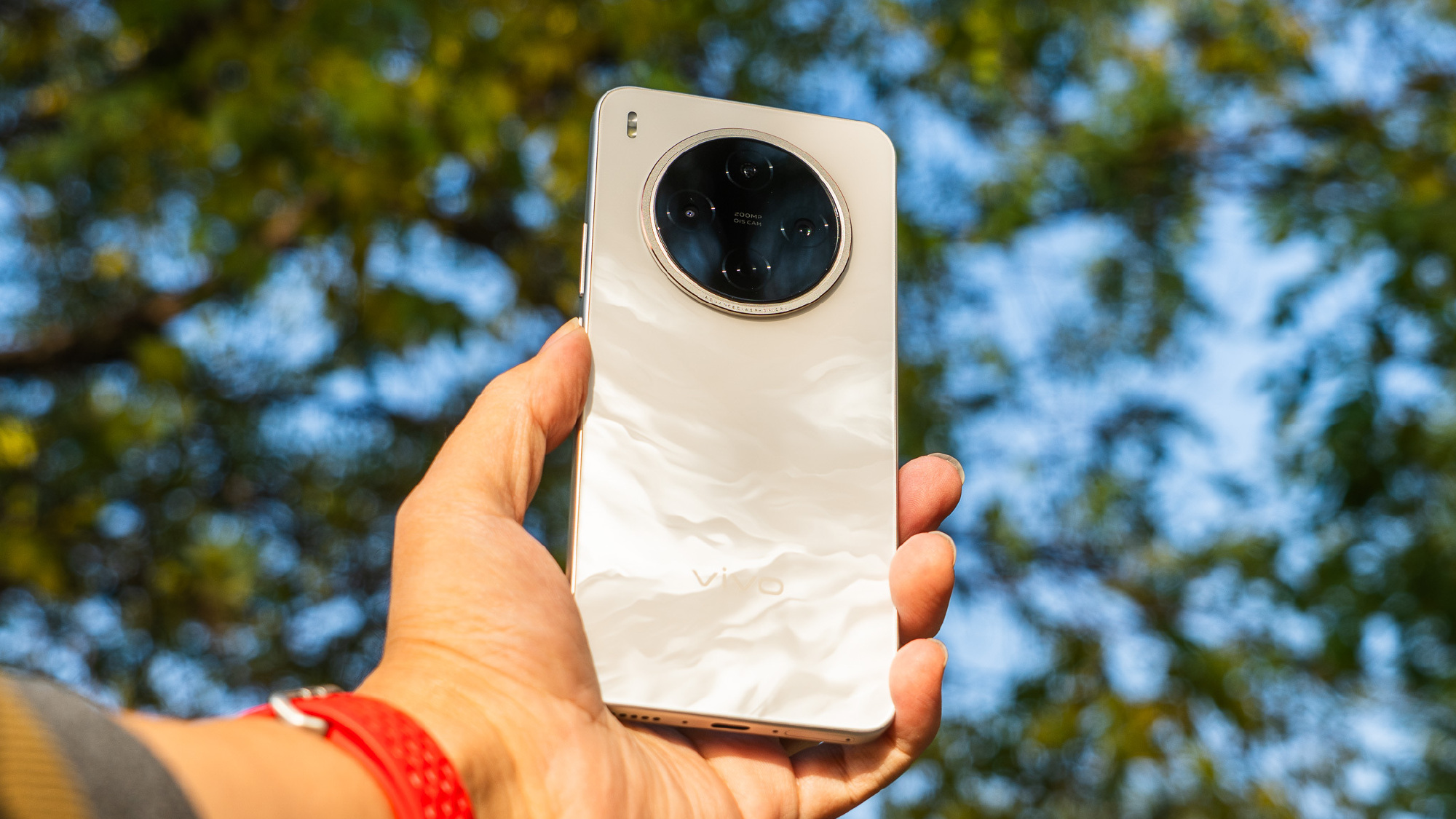 vivo ra mắt điện thoại pin 7.000mAh, camera 200 "chấm", chống nước IP69, giá chỉ hơn 6 triệu mà trông như vivo X300 vivo ra mắt điện thoại pin 7.000mAh, camera 200