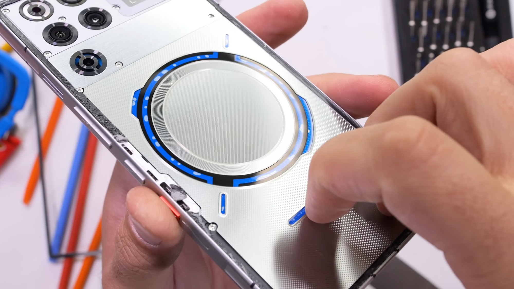 Mổ xẻ flagship Android mới, YouTuber ngỡ ngàng trước công nghệ tản nhiệt như của "người ngoài hành tinh"- Ảnh 1.