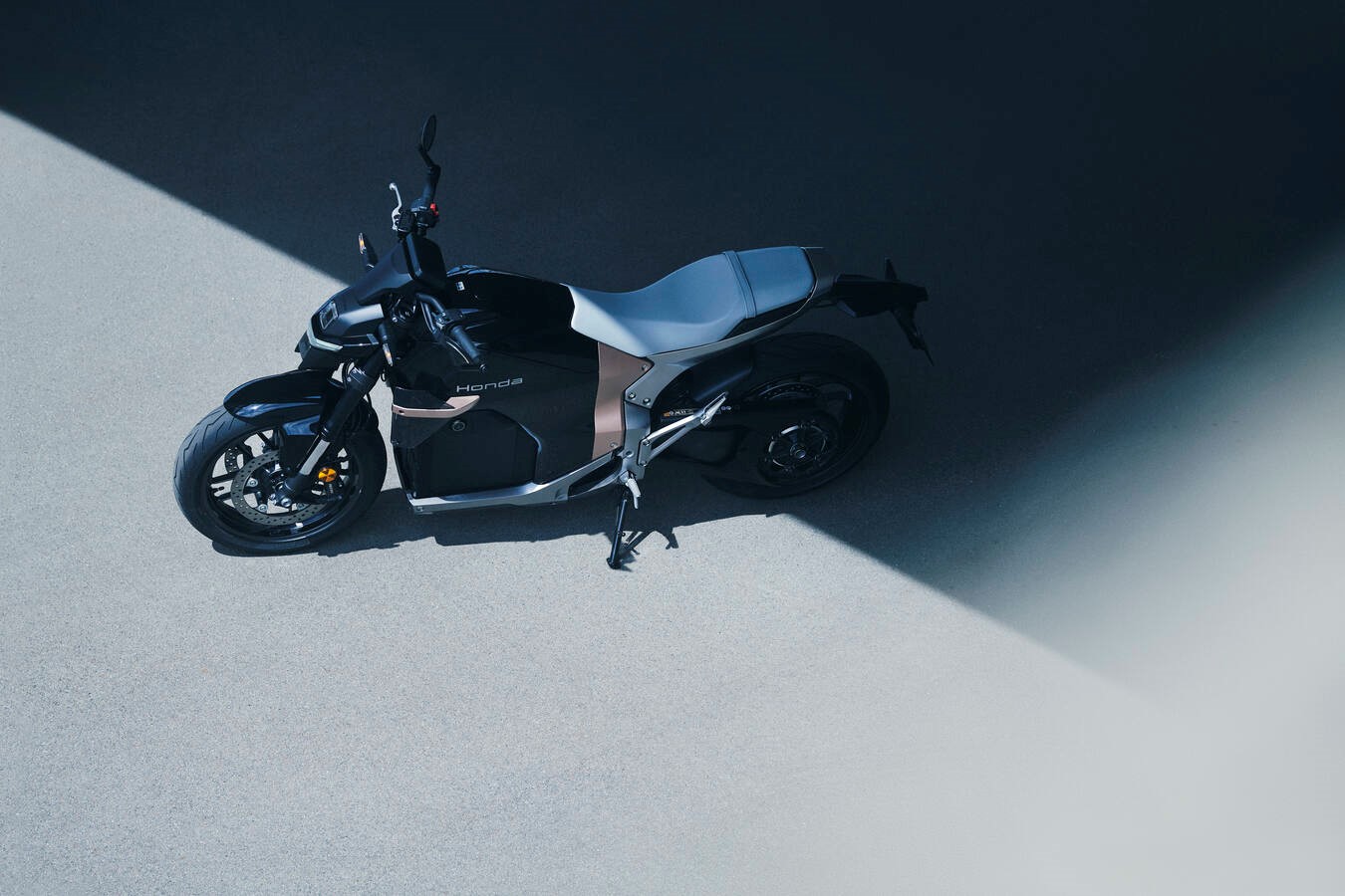 Honda WN7: Mẫu xe máy điện có thể tăng tốc 0-100 km/h chỉ trong 4,6 giây, sạc nhanh chuẩn ô tô CCS2- Ảnh 2.