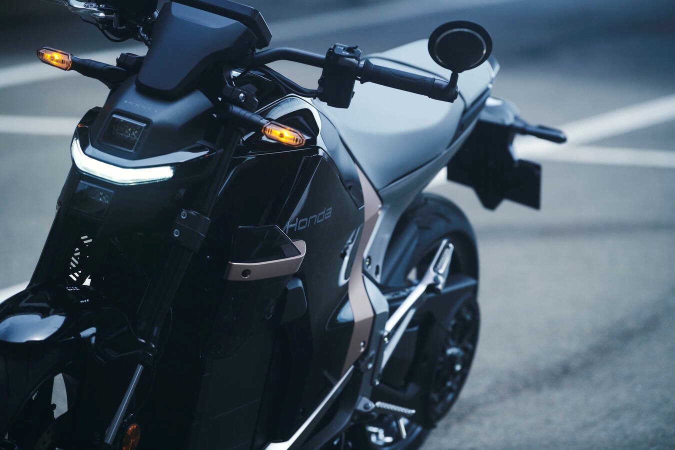 Honda WN7: Mẫu xe máy điện có thể tăng tốc 0-100 km/h chỉ trong 4,6 giây, sạc nhanh chuẩn ô tô CCS2- Ảnh 3.