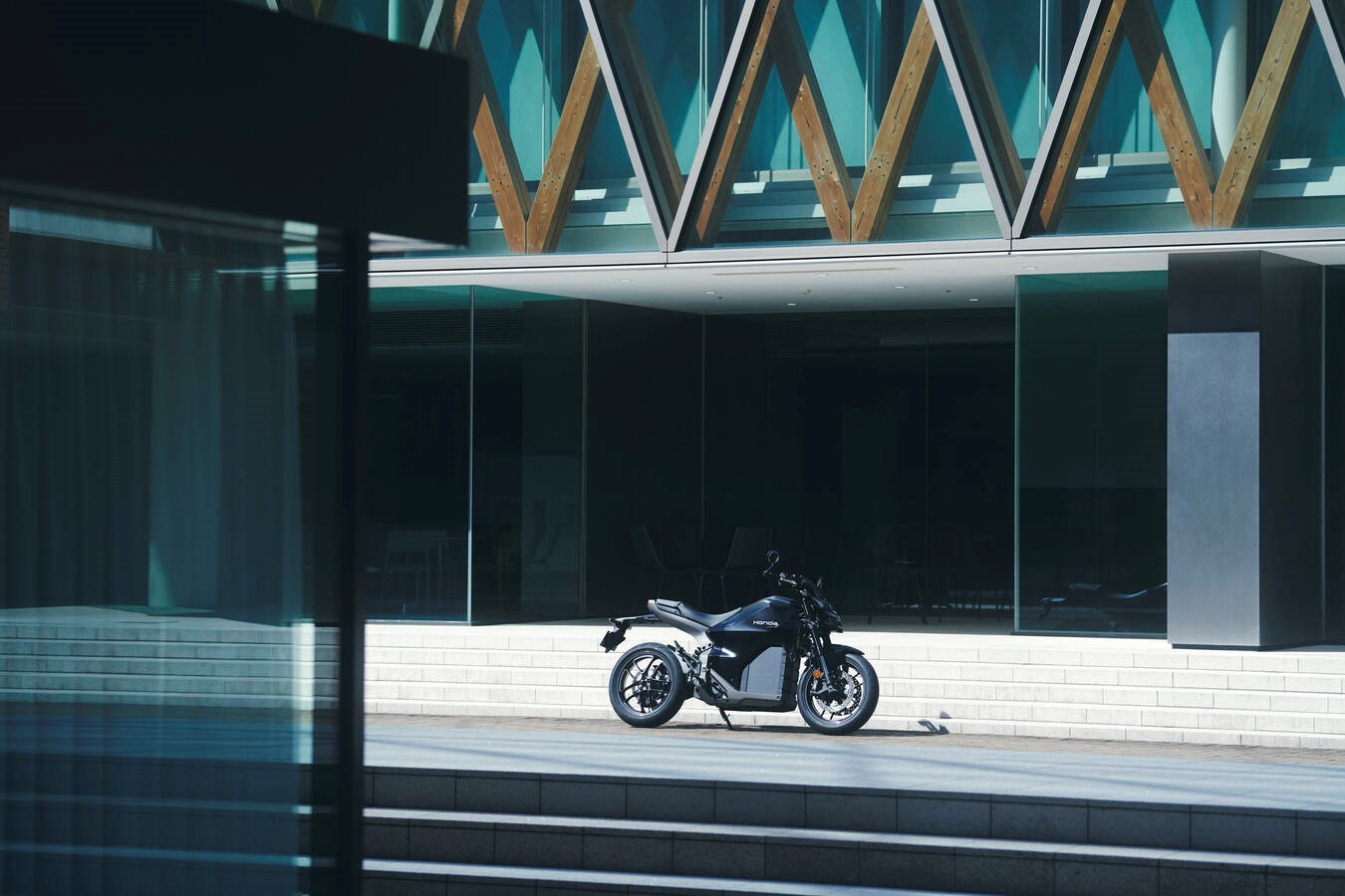 Honda WN7: Mẫu xe máy điện có thể tăng tốc 0-100 km/h chỉ trong 4,6 giây, sạc nhanh chuẩn ô tô CCS2- Ảnh 9.