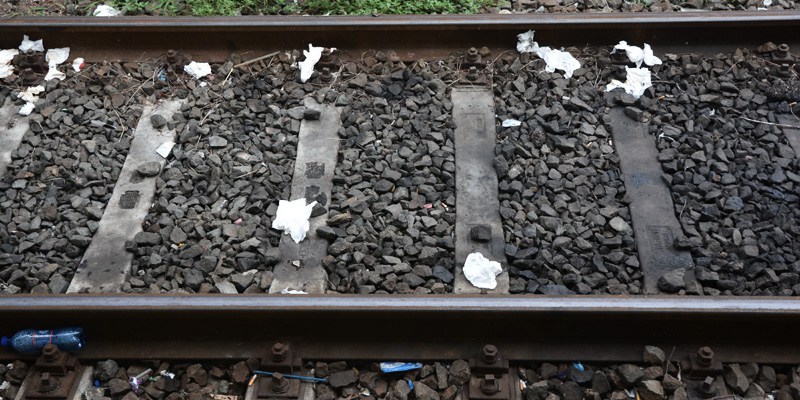 Vì sao chất thải trong nhà vệ sinh tàu hỏa từng được xả thẳng xuống đường ray? Sự thật ít ai ngờ tới - Ảnh 2.