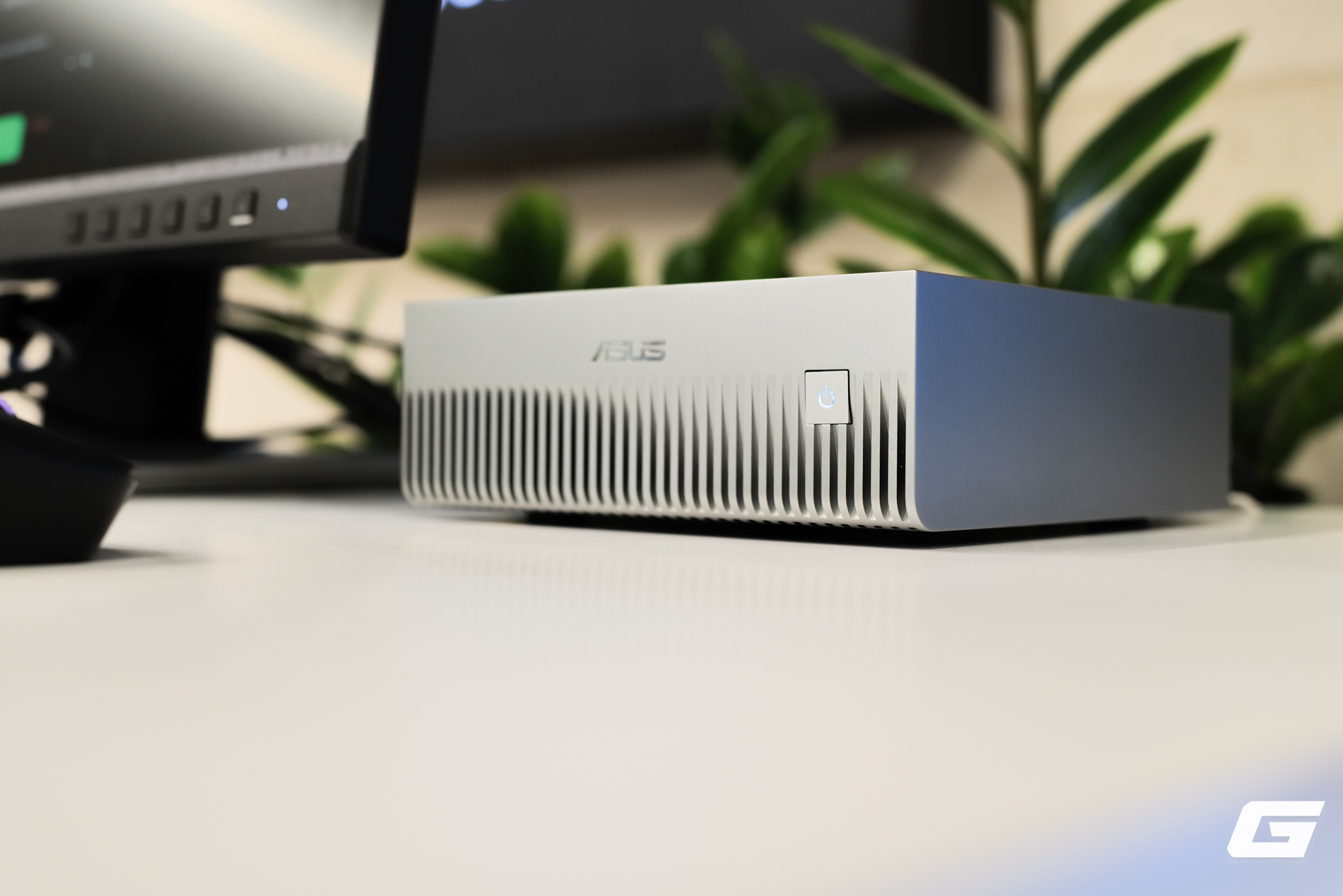 Cận cảnh chiếc máy tính để bàn siêu nhỏ gọn nhưng hiệu năng AI lên đến 1 petaFLOP - Ảnh 3.