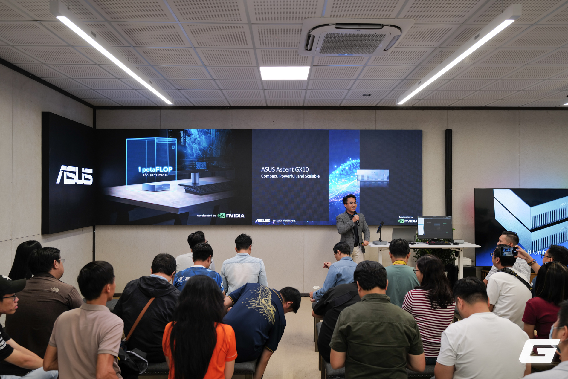 Cận cảnh chiếc máy tính để bàn siêu nhỏ gọn nhưng hiệu năng AI lên đến 1 petaFLOP - Ảnh 1.