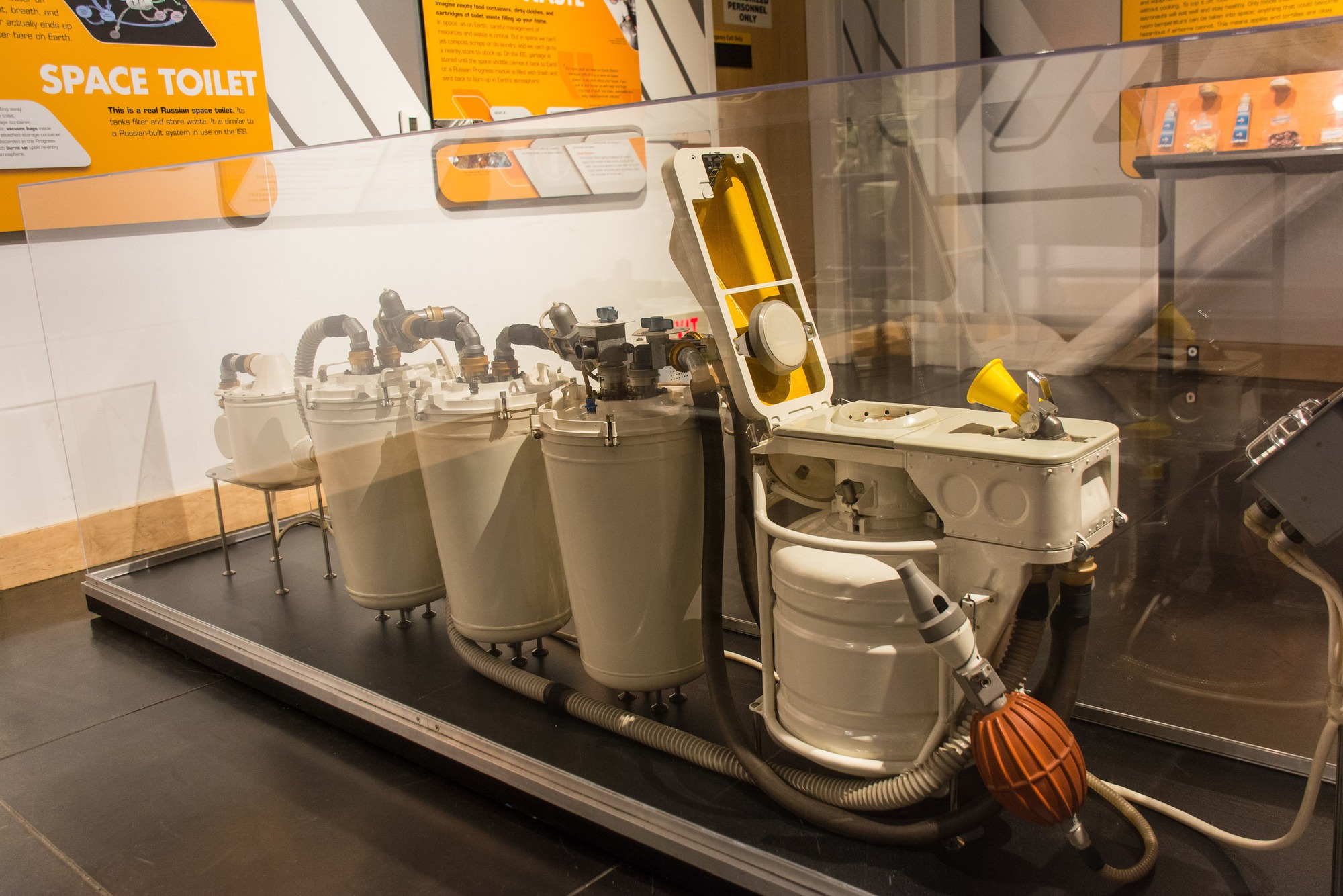 Chất thải của các phi hành gia được xử lý ra sao trên Trạm vũ trụ quốc tế: Hành trình khép kín của nước, rác và những điều không ai nghĩ tới- Ảnh 3. Chất thải của các phi hành gia được xử lý ra sao trên Trạm vũ trụ quốc tế: Hành trình khép kín của nước, rác và những điều không ai nghĩ tới- Ảnh 3.