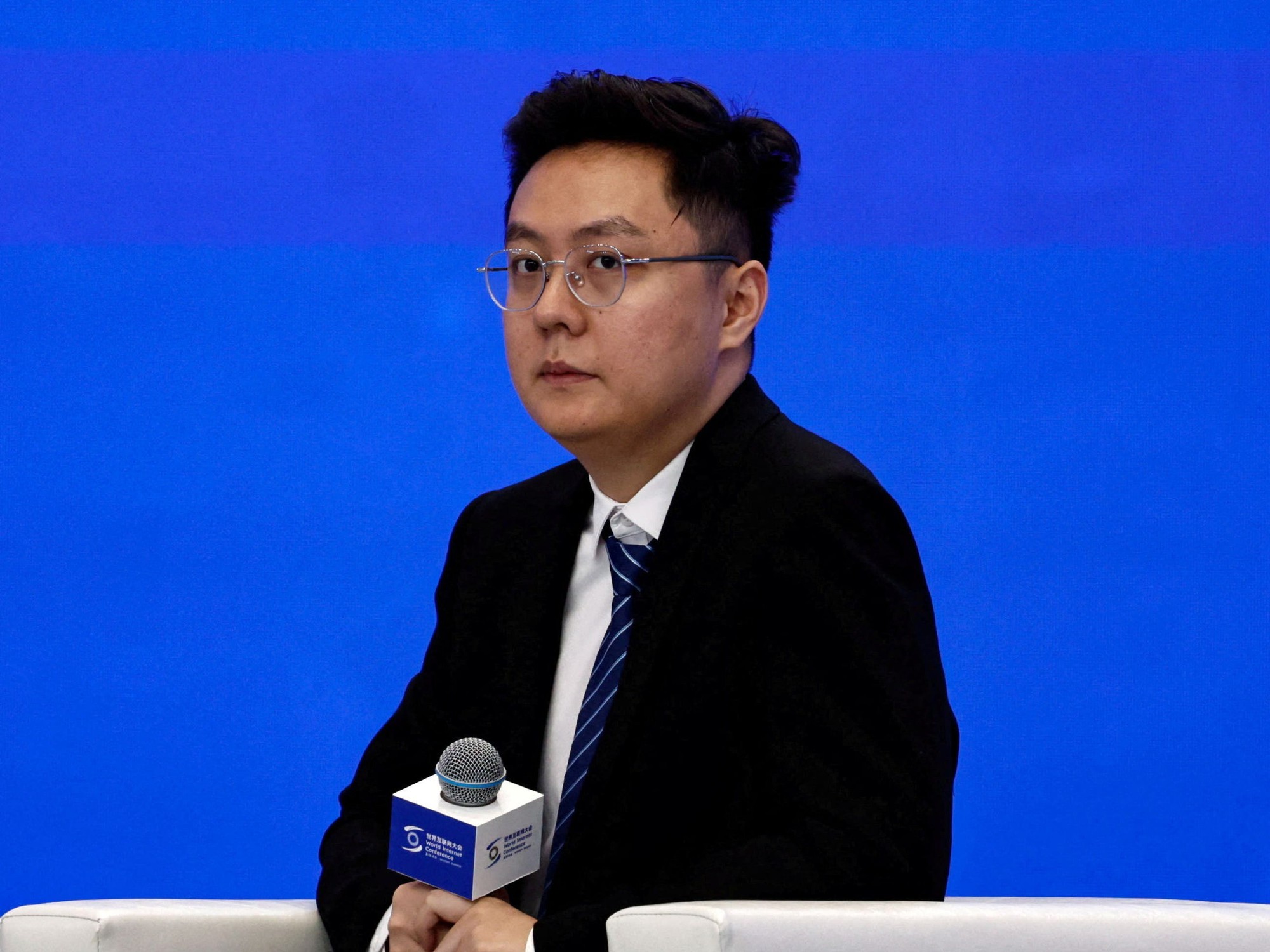 Nhà nghiên cứu DeepSeek cảnh báo: AI sẽ xóa sổ hầu hết việc làm trong 10 năm tới - Ảnh 1.