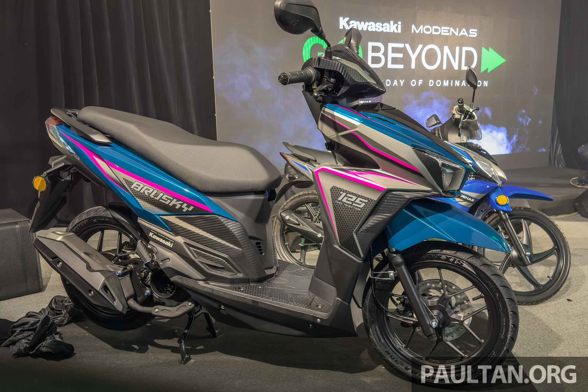 Không phải sportbike, không phải naked, đây là một chiếc xe tay ga giá rẻ dành cho đô thị châu Á của nhà Kawasaki- Ảnh 1.