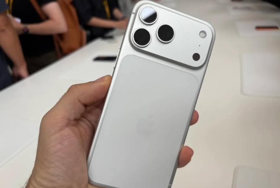 Giá màu iPhone 17 Pro Max thay đổi sau 2 tháng ra mắt - Ảnh 3.