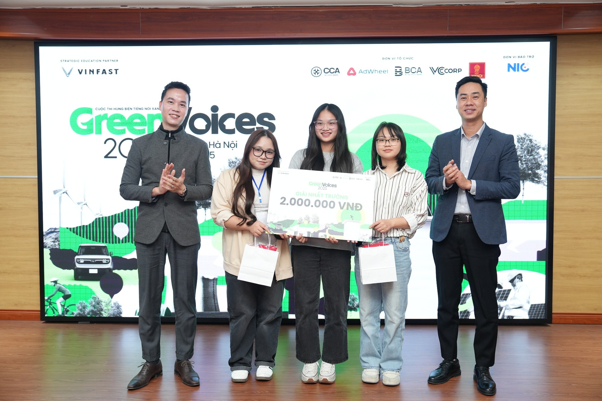 Chung kết Green Voices 2025 treo thưởng lớn: Quán quân Đại học Hà Nội tuyên bố “hãy coi chừng” khi nhắm tới chiếc VinFast Evo Grand Lite dành cho ngôi vị cao nhất- Ảnh 1. Chung kết Green Voices 2025 treo thưởng lớn: Quán quân Đại học Hà Nội tuyên bố “hãy coi chừng” khi nhắm tới chiếc VinFast Evo Grand Lite dành cho ngôi vị cao nhất- Ảnh 1.