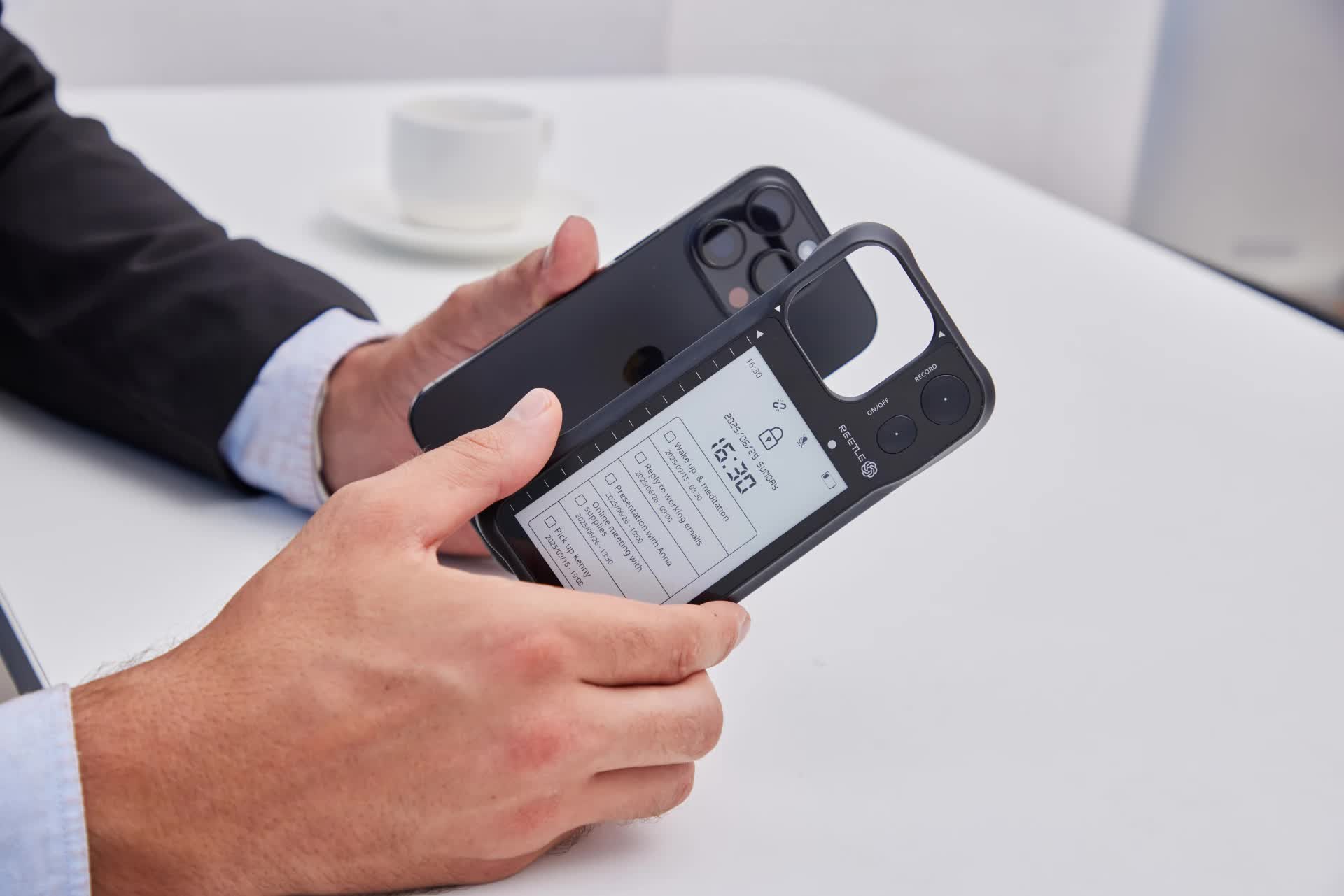 Reetle SmartInk I: Ốp lưng 'siêu dị' sở hữu màn hình E-Ink, hỗ trợ AI cho iPhone- Ảnh 1.