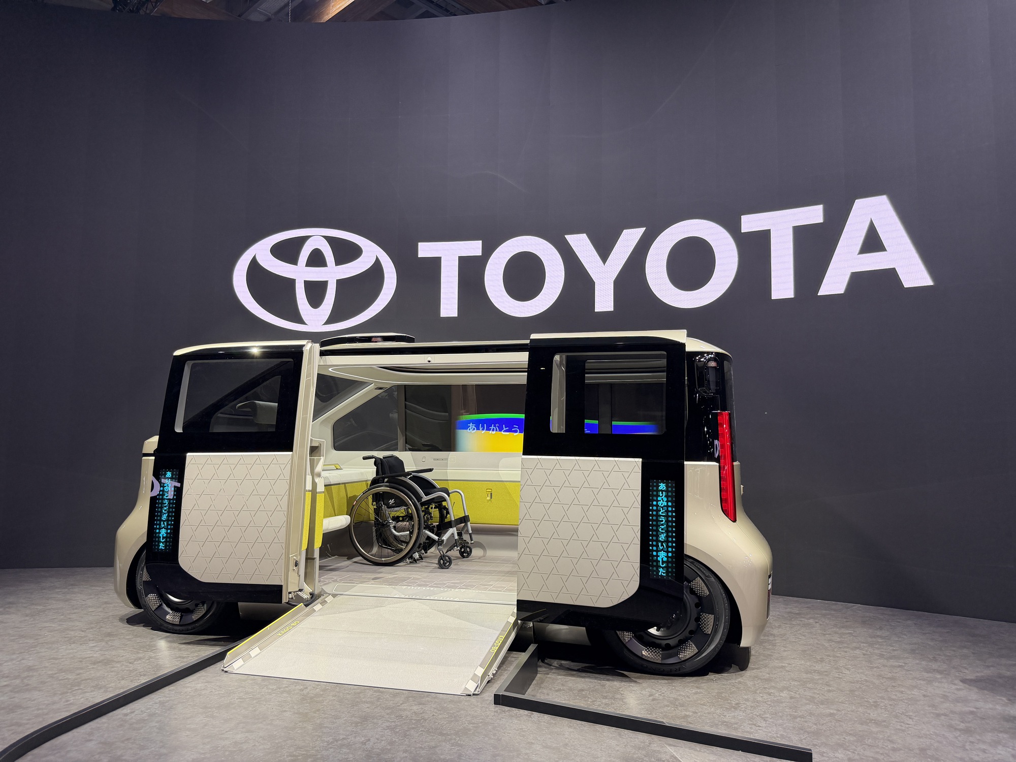 15 phút đi hết 4 gian Century, Lexus, Toyota, Daihatsu: Xe gì cũng có, giá nào cũng chơi, ai cũng có thứ dùng!- Ảnh 13.