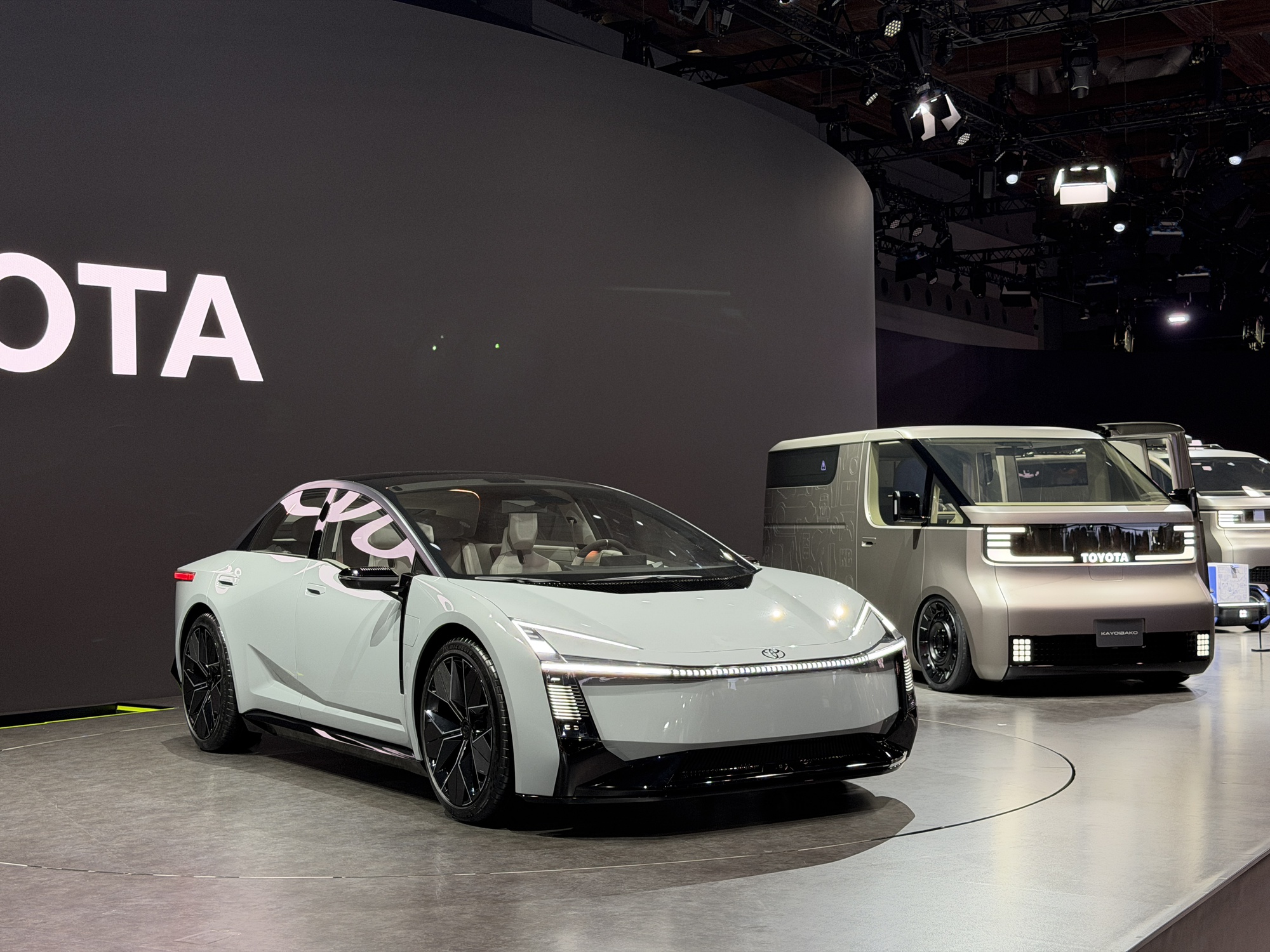 15 phút đi hết 4 gian Century, Lexus, Toyota, Daihatsu: Xe gì cũng có, giá nào cũng chơi, ai cũng có thứ dùng!- Ảnh 14.