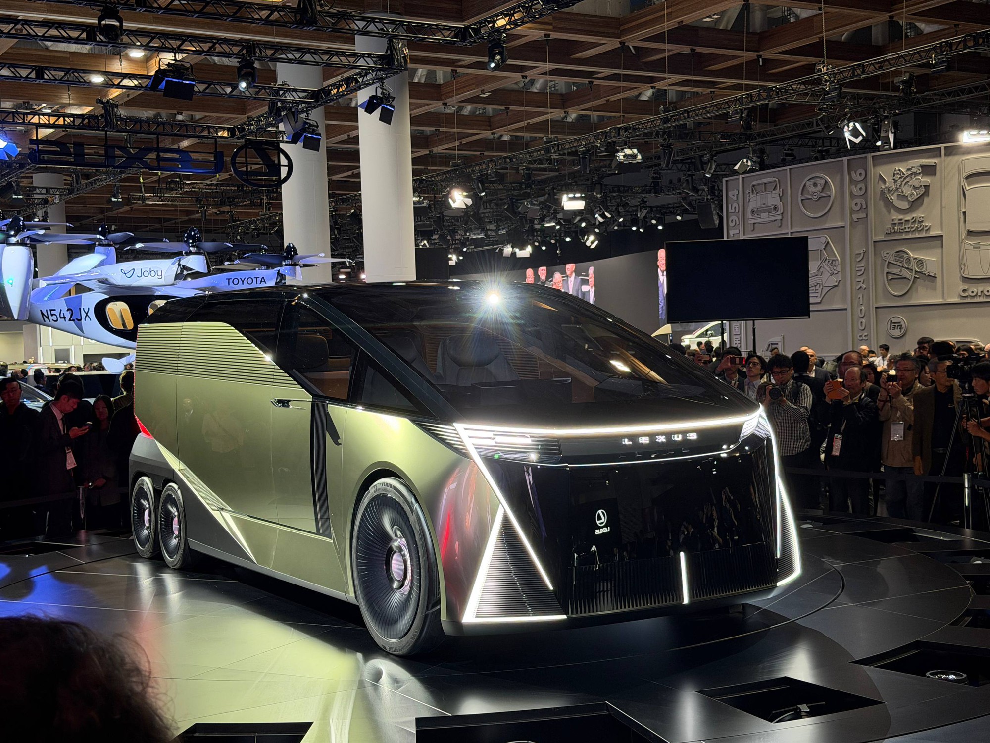 15 phút đi hết 4 gian Century, Lexus, Toyota, Daihatsu: Xe gì cũng có, giá nào cũng chơi, ai cũng có thứ dùng!- Ảnh 3.