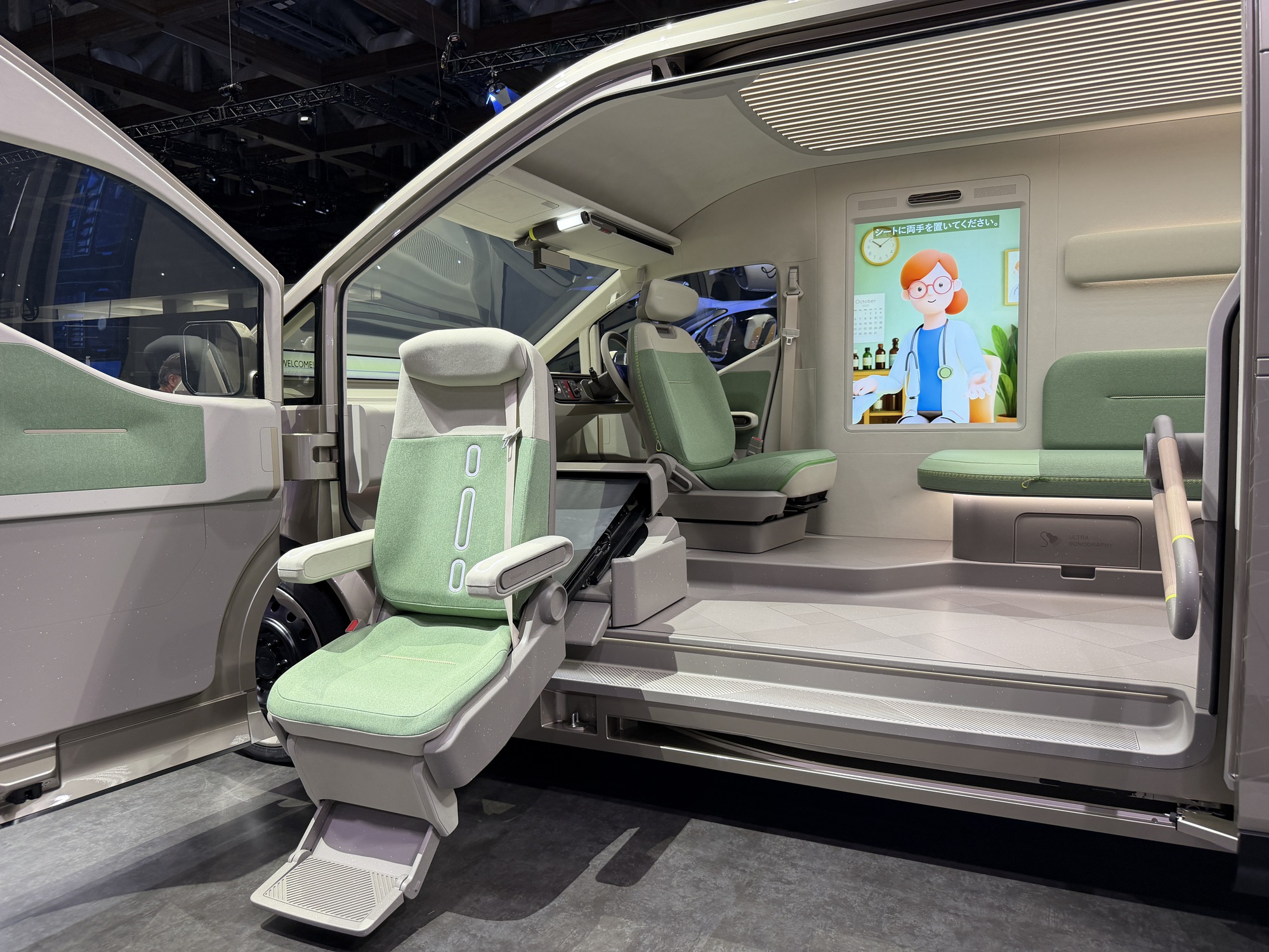 15 phút đi hết 4 gian Century, Lexus, Toyota, Daihatsu: Xe gì cũng có, giá nào cũng chơi, ai cũng có thứ dùng!- Ảnh 6.