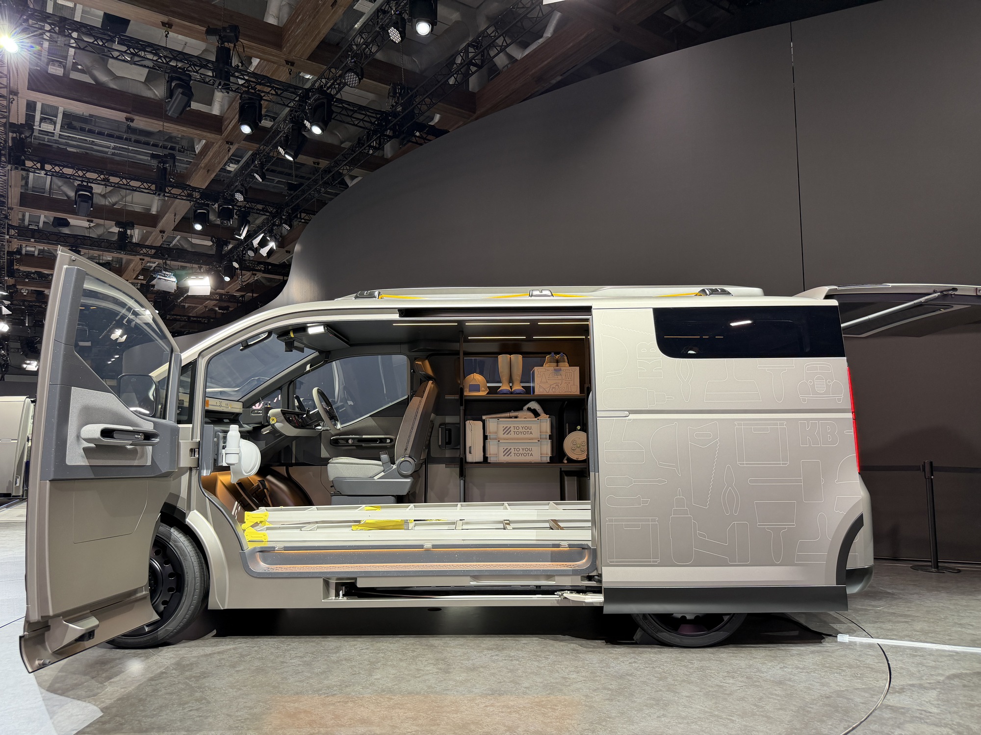 15 phút đi hết 4 gian Century, Lexus, Toyota, Daihatsu: Xe gì cũng có, giá nào cũng chơi, ai cũng có thứ dùng!- Ảnh 8.