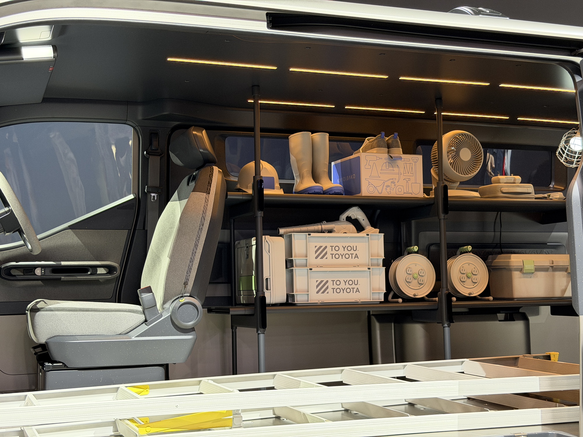 15 phút đi hết 4 gian Century, Lexus, Toyota, Daihatsu: Xe gì cũng có, giá nào cũng chơi, ai cũng có thứ dùng!- Ảnh 9.