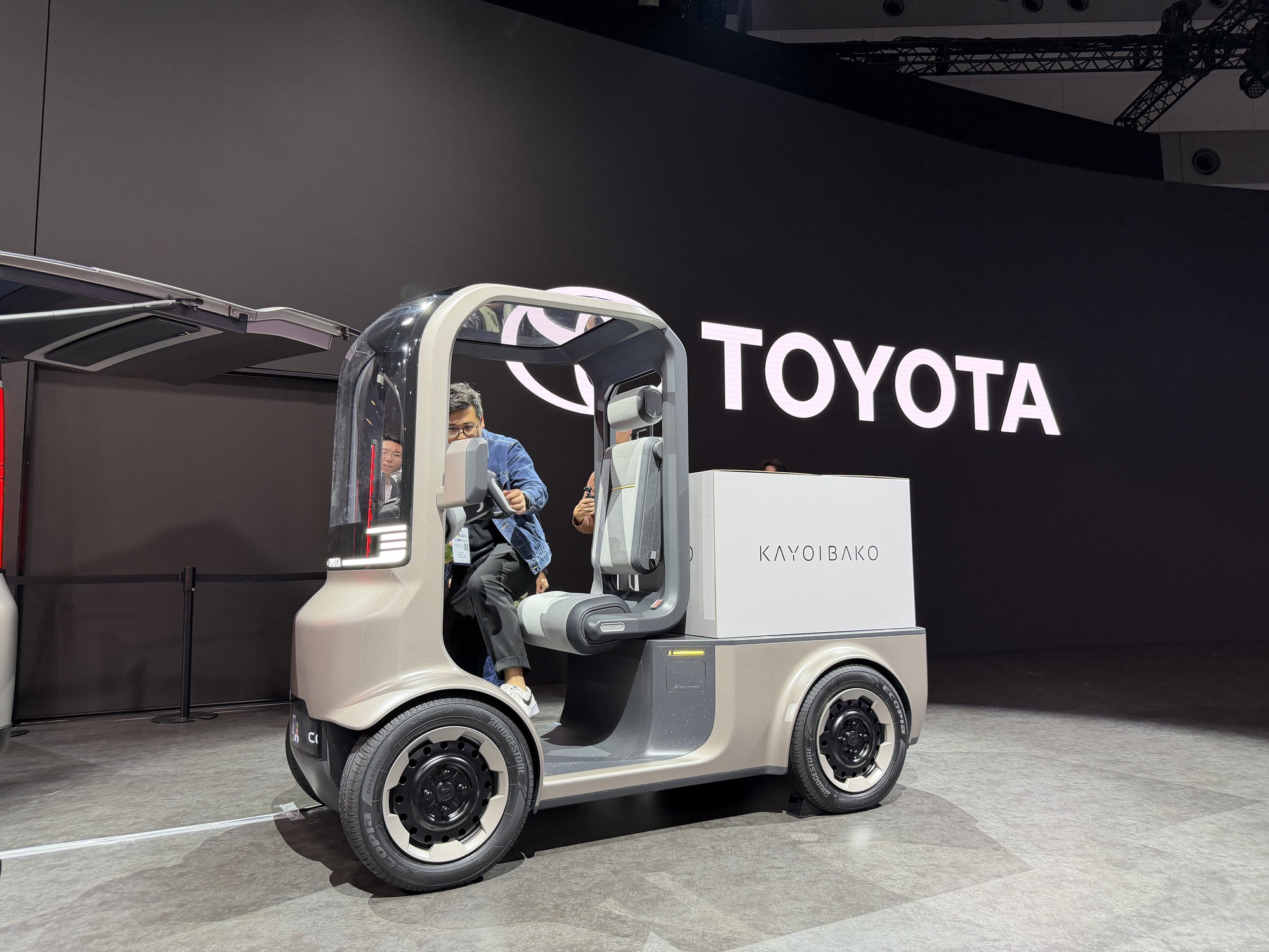 15 phút đi hết 4 gian Century, Lexus, Toyota, Daihatsu: Xe gì cũng có, giá nào cũng chơi, ai cũng có thứ dùng!- Ảnh 10.