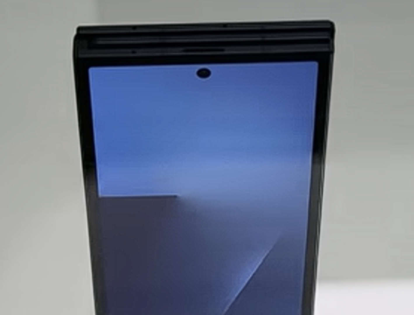 Cận cảnh Galaxy Z TriFold - Điện thoại gập ba đầu tiên của Samsung- Ảnh 4.