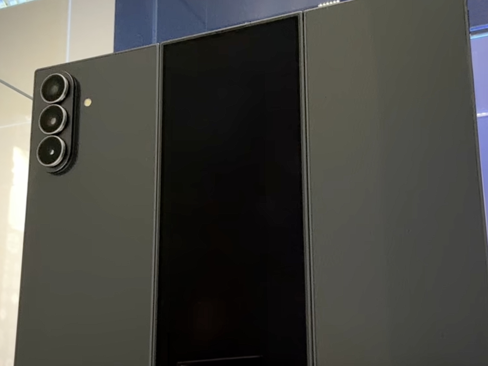 Cận cảnh Galaxy Z TriFold - Điện thoại gập ba đầu tiên của Samsung- Ảnh 1.