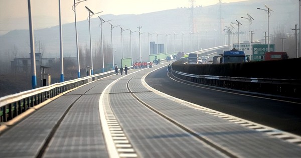 Chỉ có thể là Trung Quốc: Đường cao tốc tạo ra điện, phương Tây cũng phải thốt lên "đáng kinh ngạc" - Ảnh 1.