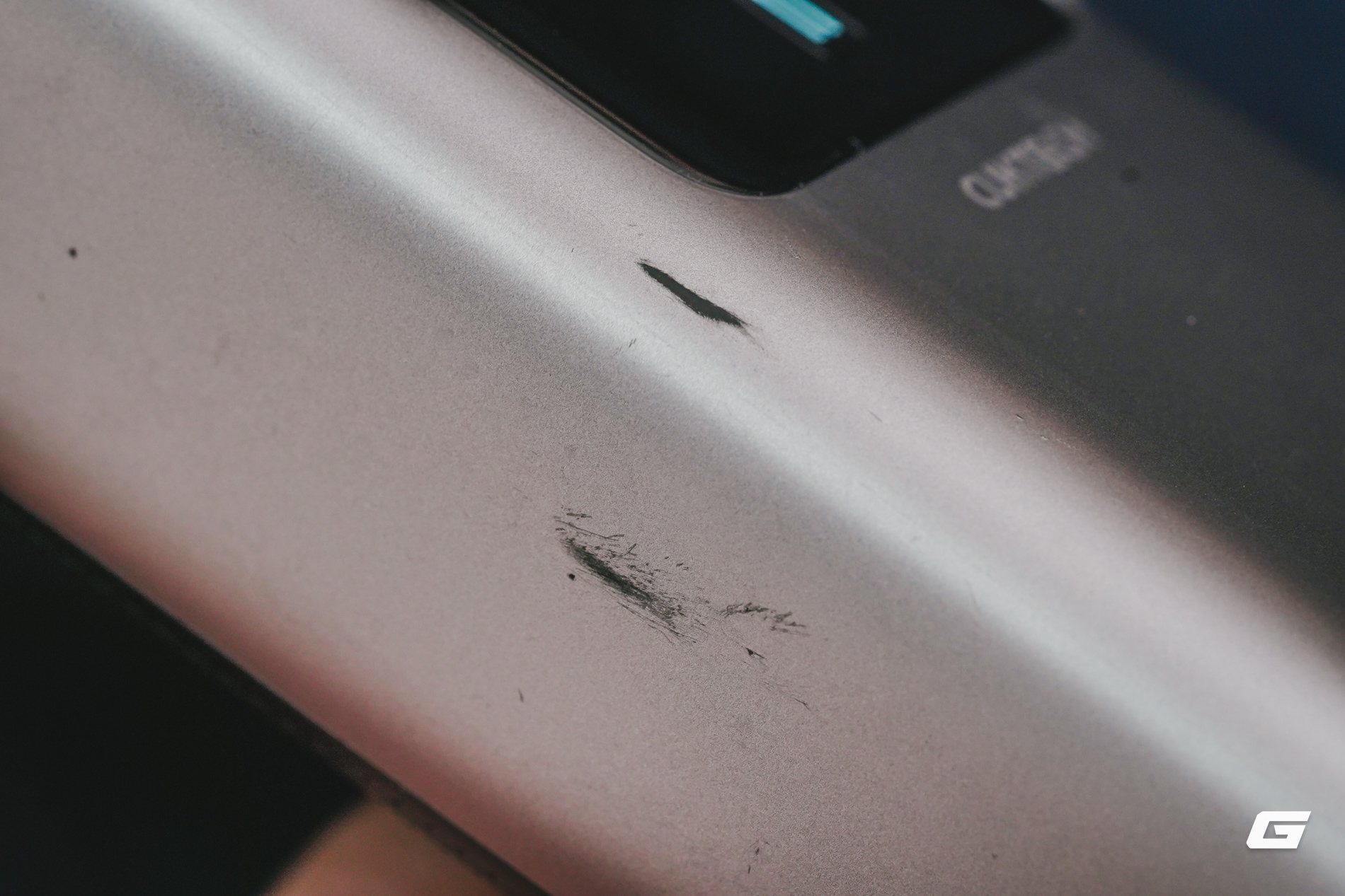 Đây Là Pin Dự Phòng Tôi Luôn Mang Theo Bên Mình Suốt Nửa Năm Qua: Nhỏ Gọn, Sạc Được Cả Macbook, Và... Đã Hơi Trầy Xước - Ảnh 2.