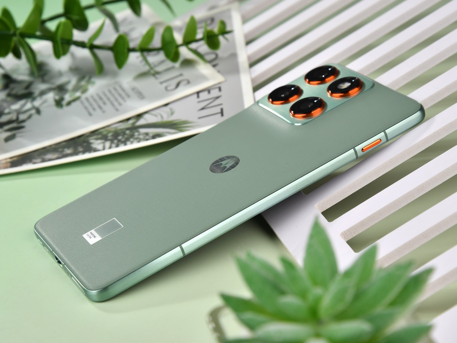 Motorola Mà Mang Máy Này Về Việt Nam Thì Bán Cực Chạy: Chip Snapdragon, Pin Gấp Rưỡi Và Camera &Quot;Gấp Đôi&Quot; Iphone Air Nhưng Giá Chỉ Bằng 1/4 Đây Là Điện Thoại Siêu Mỏng Nhẹ Của Motorola: Dùng Chip Snapdragon, Pin Gấp Rưỡi Và Camera