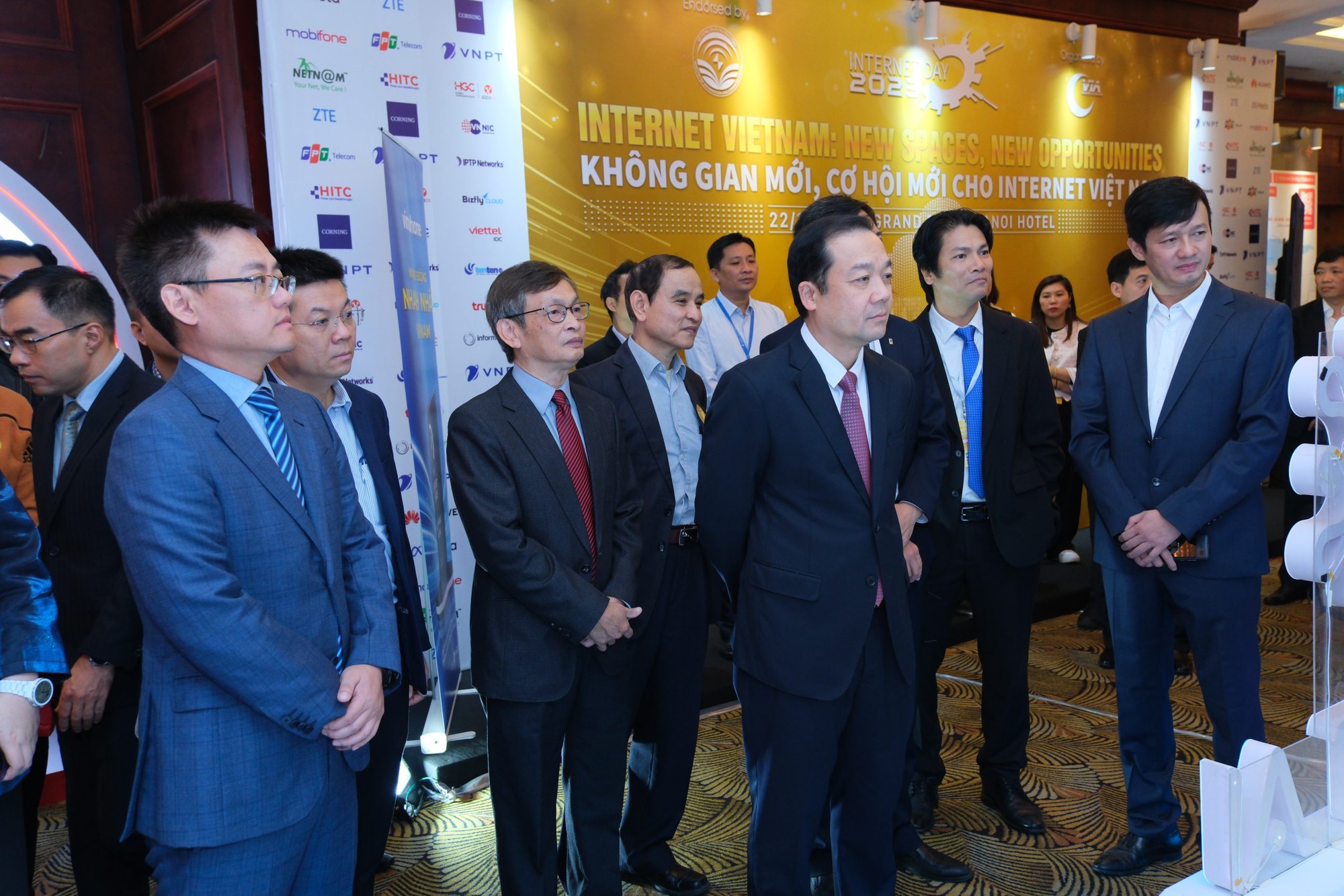 Internet Day 2025 sắp diễn ra: Việt Nam đặt cược vào “Không gian số tin cậy” trong kỷ nguyên AI bùng nổ- Ảnh 2.