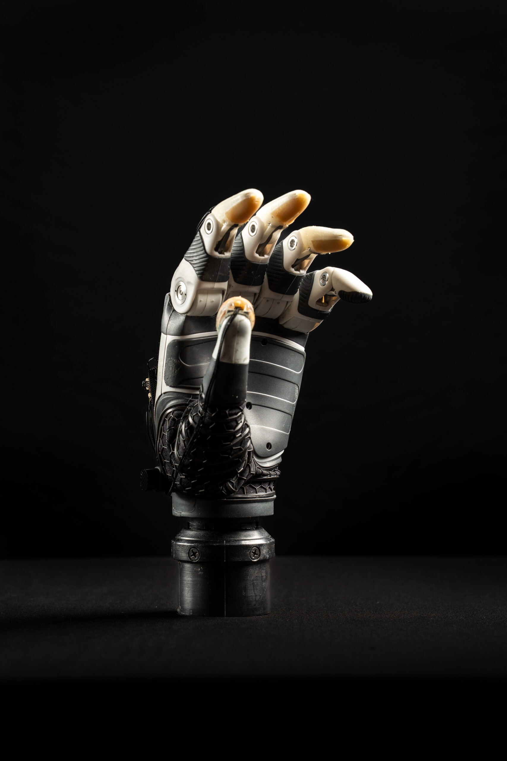 Kỹ sư Mỹ phát triển bàn tay sinh học tích hợp AI giúp người khuyết tật cầm nắm chính xác như tay thật- Ảnh 2. Kỹ sư Mỹ phát triển bàn tay sinh học tích hợp AI giúp người khuyết tật cầm nắm chính xác như tay thật- Ảnh 2.