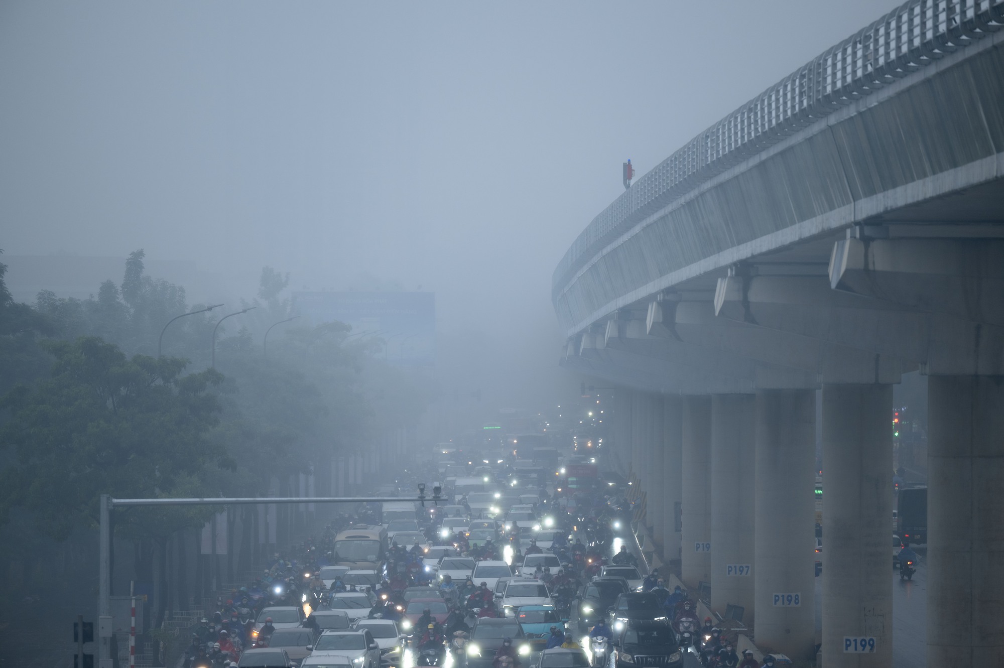 Sáng thứ Bảy, Hà Nội khác lạ khi hứng trọn combo sương mù, ô nhiễm, mưa lạnh- Ảnh 10. Sáng thứ Bảy, Hà Nội khác lạ khi hứng trọn combo sương mù, ô nhiễm, mưa lạnh- Ảnh 10.