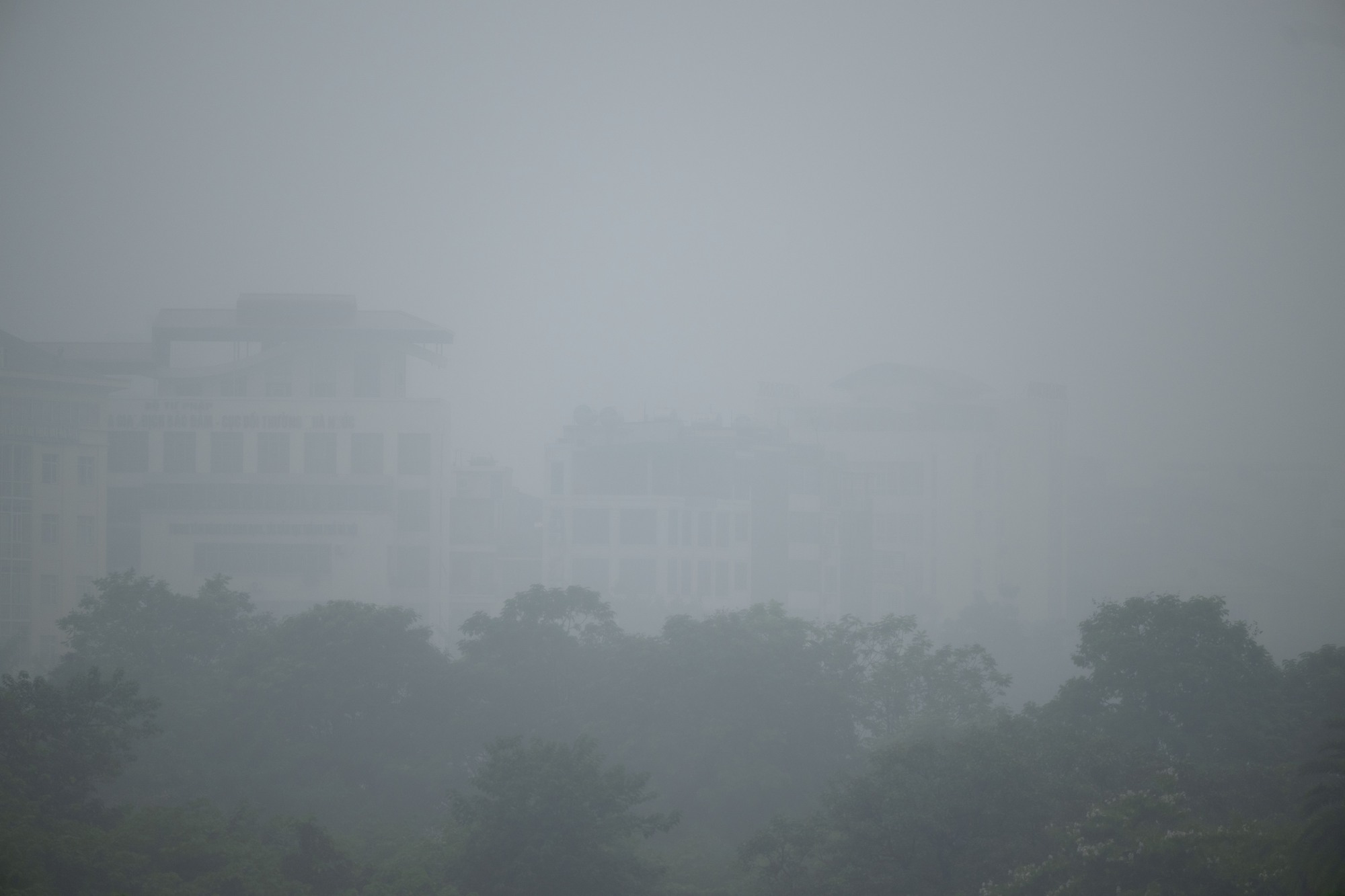 Sáng thứ Bảy, Hà Nội khác lạ khi hứng trọn combo sương mù, ô nhiễm, mưa lạnh- Ảnh 11. Sáng thứ Bảy, Hà Nội khác lạ khi hứng trọn combo sương mù, ô nhiễm, mưa lạnh- Ảnh 11.