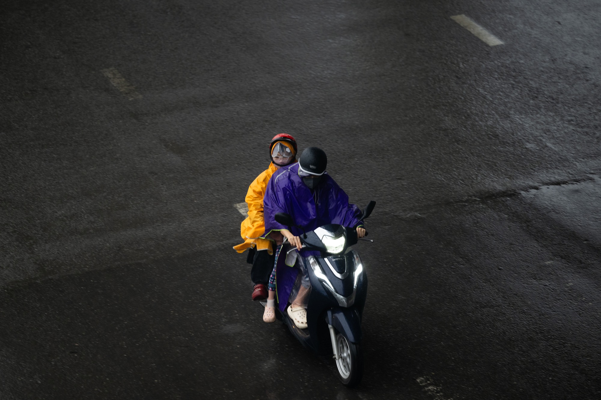 Sáng thứ Bảy, Hà Nội khác lạ khi hứng trọn combo sương mù, ô nhiễm, mưa lạnh- Ảnh 9. Sáng thứ Bảy, Hà Nội khác lạ khi hứng trọn combo sương mù, ô nhiễm, mưa lạnh- Ảnh 9.