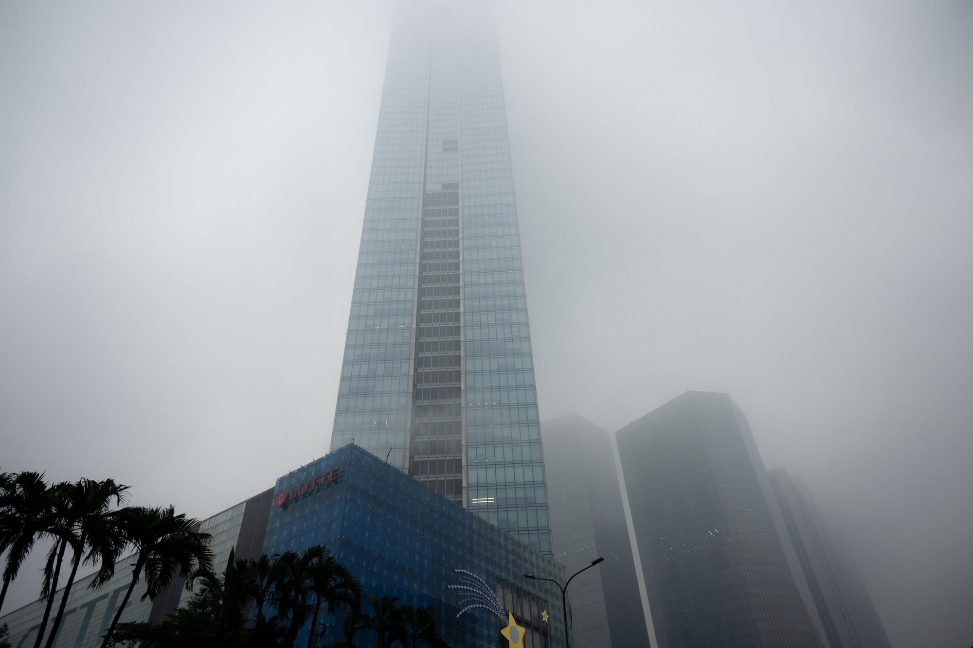 Sáng thứ Bảy, Hà Nội khác lạ khi hứng trọn combo sương mù, ô nhiễm, mưa lạnh- Ảnh 6. Sáng thứ Bảy, Hà Nội khác lạ khi hứng trọn combo sương mù, ô nhiễm, mưa lạnh- Ảnh 6.