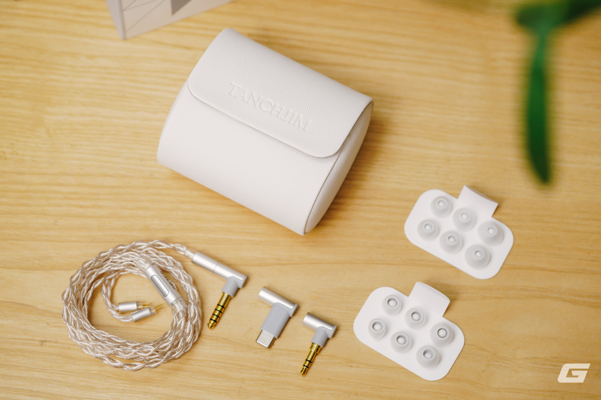 Đ&aacute;nh gi&aacute; Tanchjim x Effect Audio Force: Cặp tai nghe kỳ lạ với 2 m&agrave;ng Dynamic v&agrave; thiết kế "đeo chặt nhưng vẫn hở"- Ảnh 4.