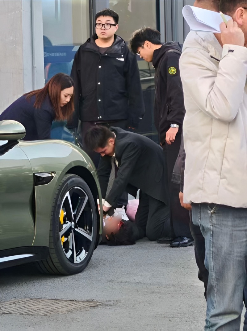 Xe điện Xiaomi SU7 Max vừa giao đã gây tai nạn: Đạp nhầm chân ga hay lỗi khác? - Ảnh 1.