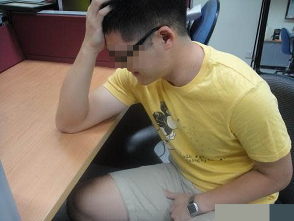 Người đ&agrave;n &ocirc;ng ngứa ng&aacute;y v&ugrave;ng k&iacute;n, vừa cởi quần ra, b&aacute;c sĩ cho&aacute;ng v&aacute;ng v&igrave;&hellip; thứ b&ograve; l&uacute;c nh&uacute;c b&ecirc;n trong- Ảnh 1.