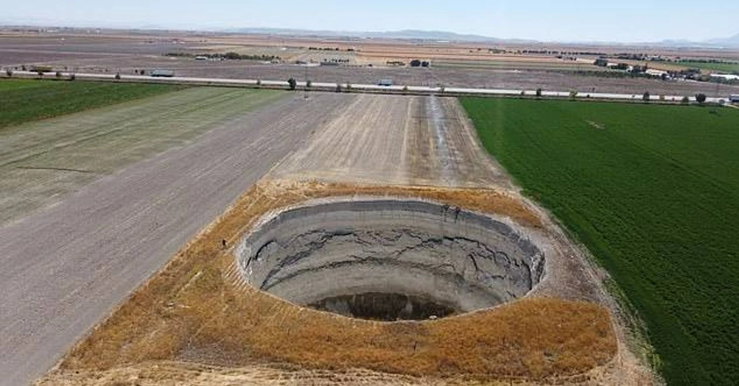 Thổ Nhĩ Kỳ mọc l&ecirc;n 648 "hố tử thần" chỉ sau một đ&ecirc;m: Thi&ecirc;n nhi&ecirc;n trừng phạt hay nh&acirc;n tai?- Ảnh 1.