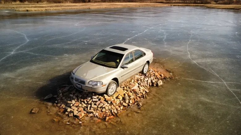 Bí ẩn chiếc Volvo mắc kẹt trên đảo hoang giữa hồ nhân tạo tại Mỹ suốt hơn một thập kỷ qua- Ảnh 3.