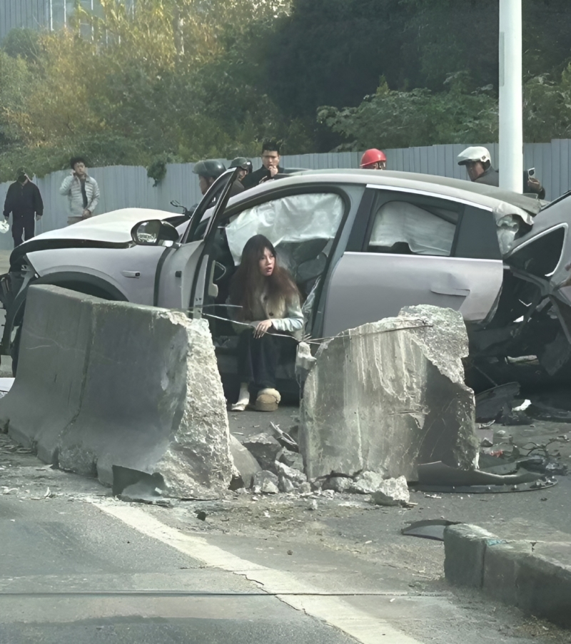 Gãy đôi sau khi tai nạn, mẫu xe điện Trung Quốc gây bất ngờ vì pin không phát nổ- Ảnh 2.