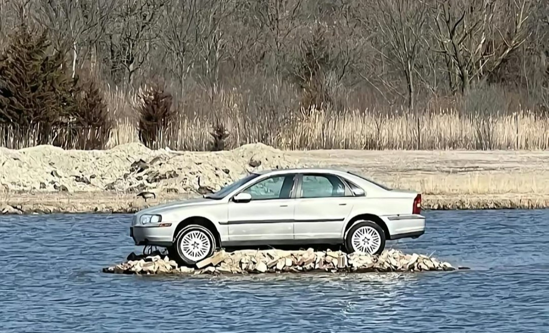 Bí ẩn chiếc Volvo mắc kẹt trên đảo hoang giữa hồ nhân tạo tại Mỹ suốt hơn một thập kỷ qua- Ảnh 1.