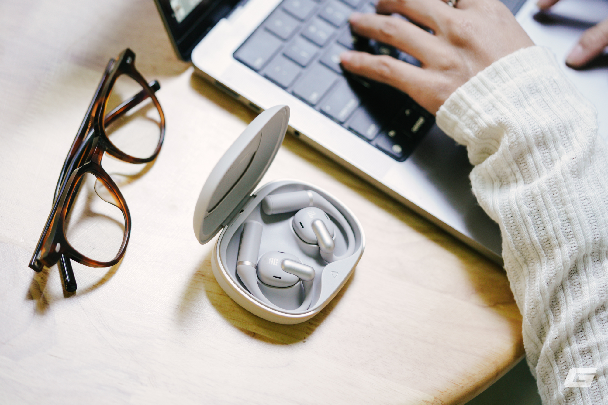 Đánh giá JBL Sense Pro: Tai nghe dạng mở cao cấp cho giới "mê dịch chuyển"- Ảnh 1.