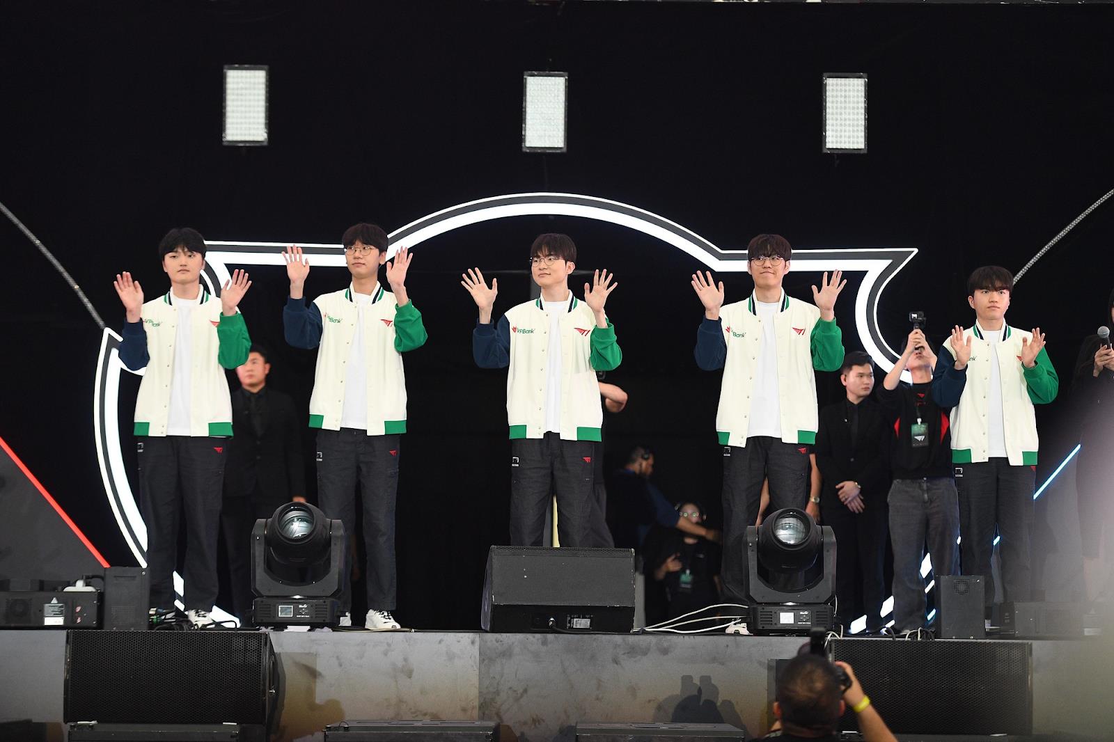 M&agrave;n h&igrave;nh Samsung Odyssey bất ngờ được ch&uacute; &yacute; sau trận đấu của T1 v&agrave; All-Star Việt Nam - Ảnh 1.