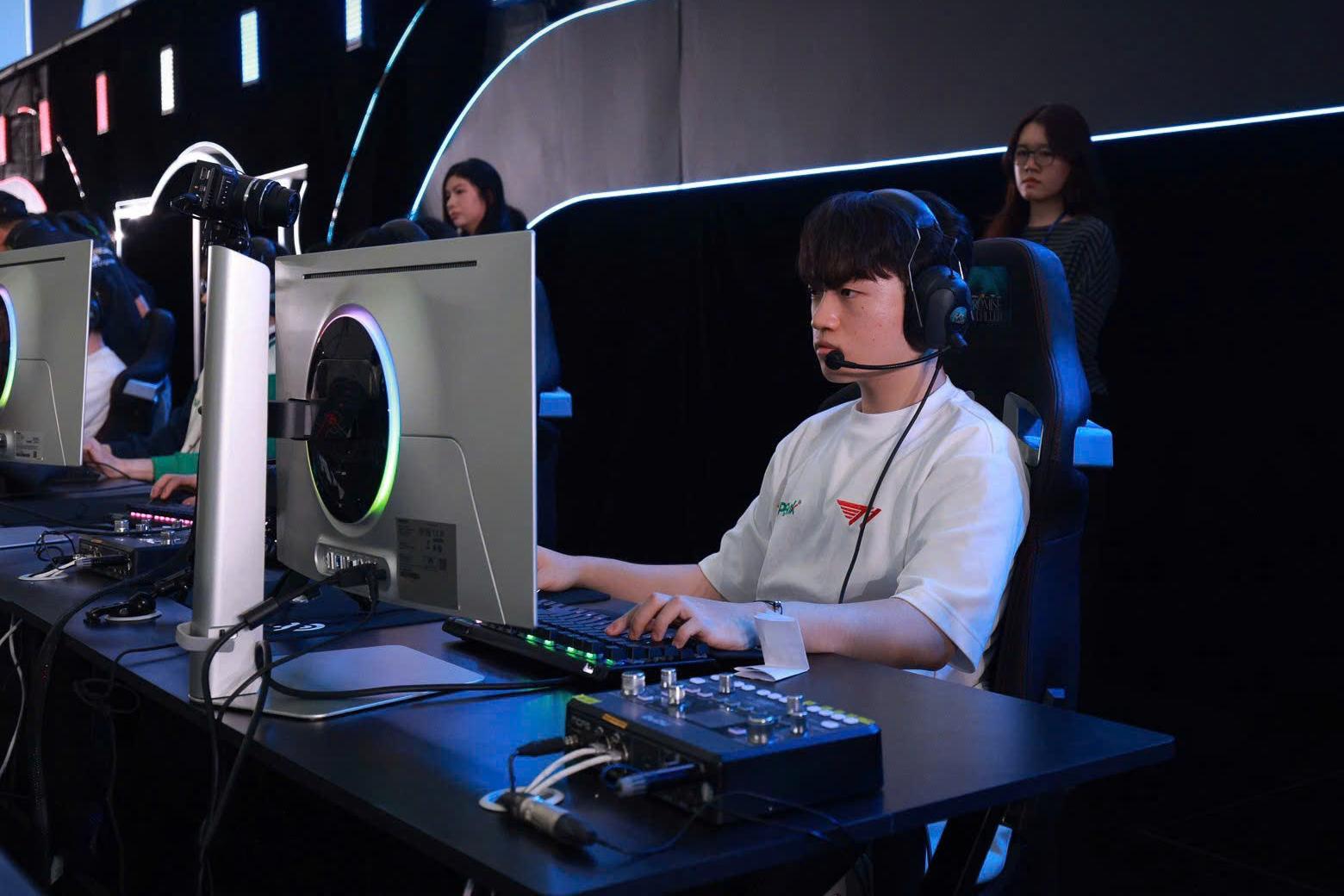 M&agrave;n h&igrave;nh Samsung Odyssey bất ngờ được ch&uacute; &yacute; sau trận đấu của T1 v&agrave; All-Star Việt Nam - Ảnh 2.