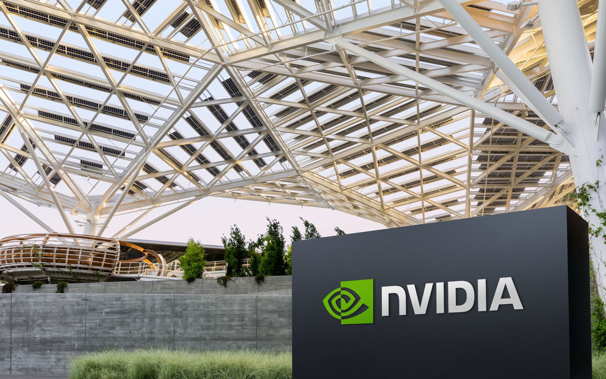 Reuters: Nvidia dự định giao chip H200 cho kh&aacute;ch h&agrave;ng Trung Quốc v&agrave;o giữa th&aacute;ng 2 - Ảnh 1.