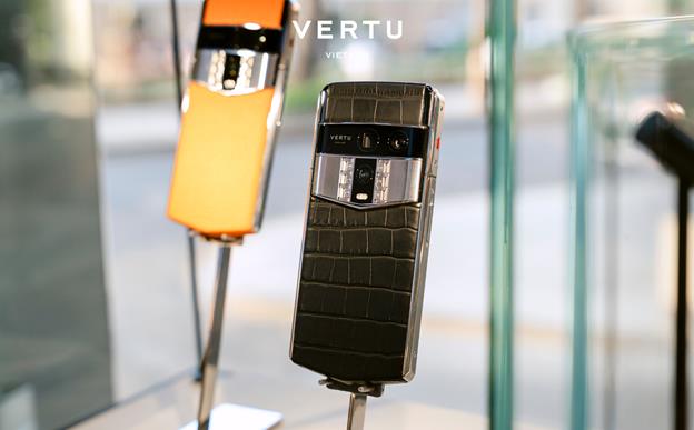 M&agrave;n h&igrave;nh Sapphire: L&aacute; chắn bảo vệ trải nghiệm số tr&ecirc;n điện thoại Vertu - Ảnh 1.