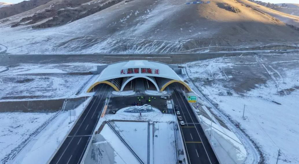 Trung Quốc ho&agrave;n th&agrave;nh đường hầm cao tốc d&agrave;i nhất thế giới: Cao gần 3.000m so với mực nước biển, d&agrave;i 22km, tiến độ r&uacute;t ngắn một nửa nhờ 'ph&eacute;p m&agrave;u' n&agrave;y- Ảnh 1.