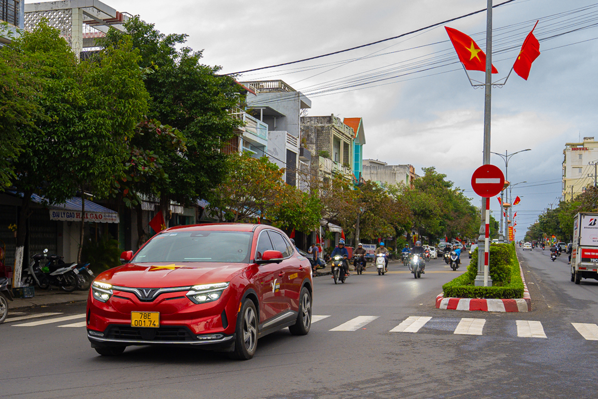 Xe VinFast 'phủ kín' chợ, quán cà phê, người dân dùng đón con, đưa dâu.., ước mơ của tỷ phú Phạm Nhật Vượng đang dần thành hiện thực- Ảnh 11.