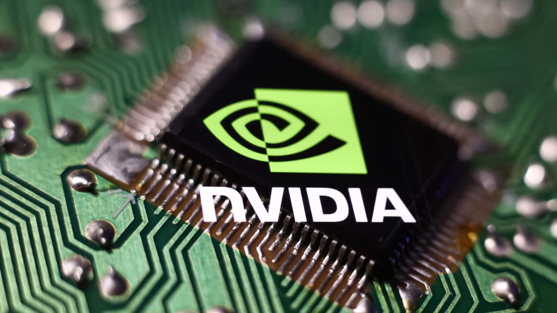 Chi hơn 7 tỷ USD mua GPU NVIDIA, nhưng chỉ dùng chưa đến 1%, quốc gia Đông Nam Á này bị nghi là nơi trung chuyển chip AI vào Trung Quốc- Ảnh 2.