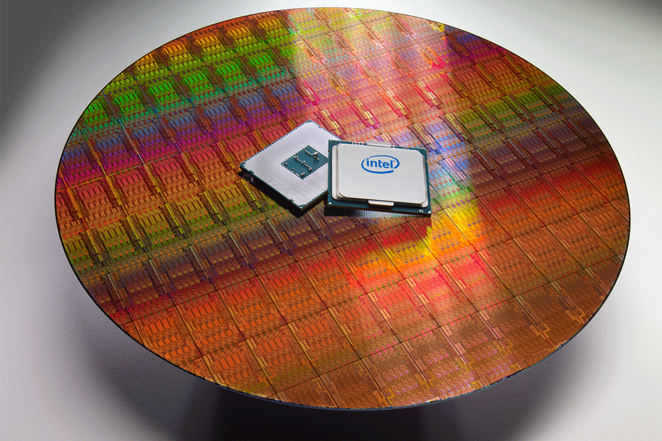 intel-wafer-semiconductor-custom-cpu-generic-678-1740120447773-1740120448363594398590.png